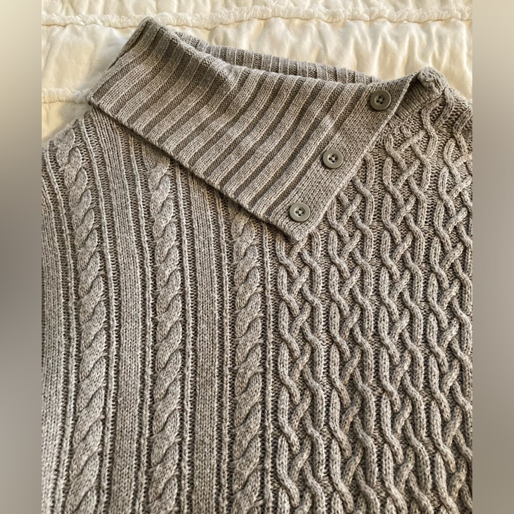Soho New York & Company Jeans gray patterned sweater w/ buttoned collar, size S